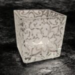 Vase carré en verre gravé avec des mauresques