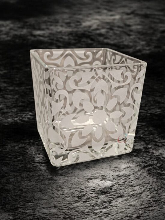 Vase carré en verre gravé avec des mauresques
