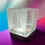 Vase carré en verre gravé de triangle représentant des voiles de bateaux