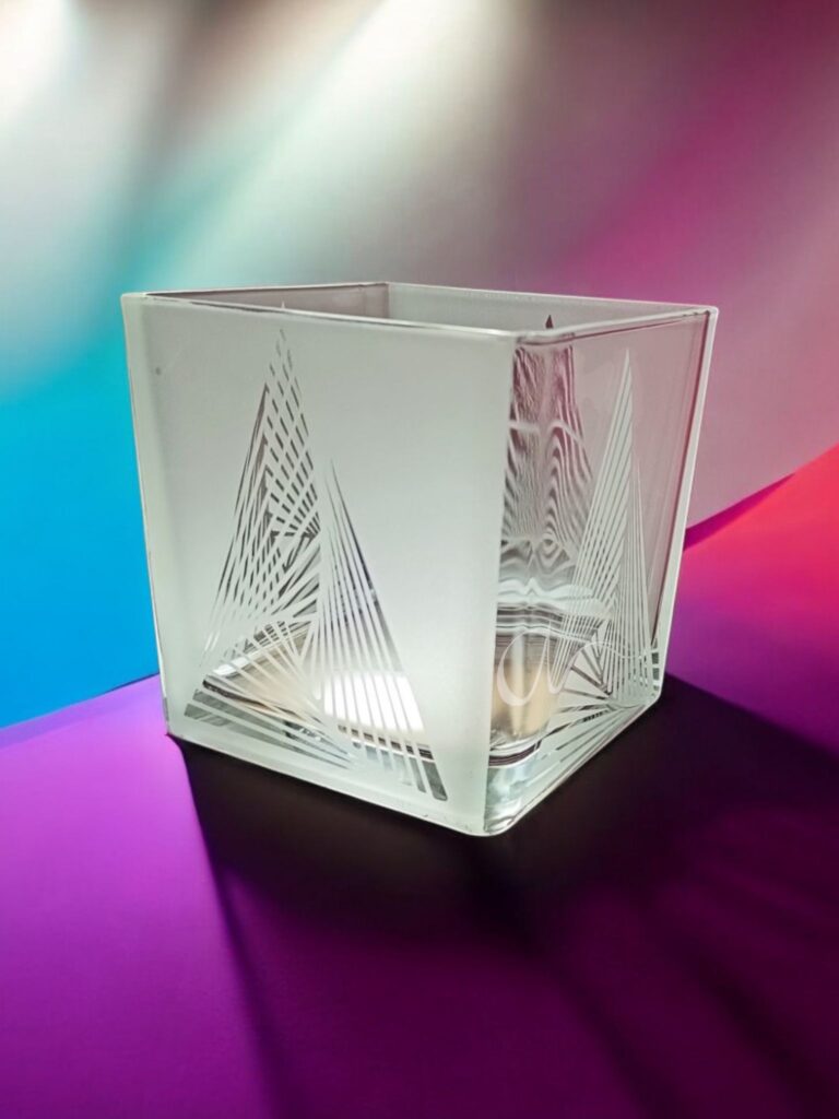Vase carré en verre gravé de triangle représentant des voiles de bateaux