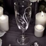 Verre à vin en verre gravé. Un visage de femme est gravé sur le verre avec des courbes évoquant un S autour