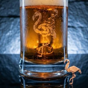 Choppe de bière gravée d'un flamand rose