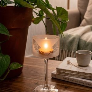 Verre à vin d'Alsace transformable en photophore grâce à une bougie chauffe plat. Horné d'une paire de plumes élégantes